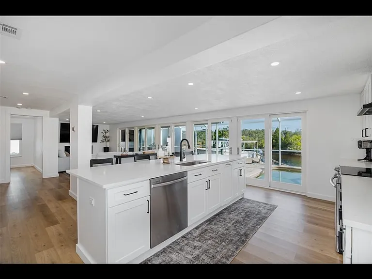 1166 Chancellor Dr — Photo 7