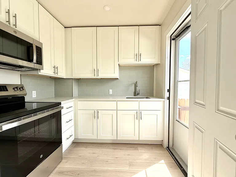708 E Dakota Ave — Photo 9