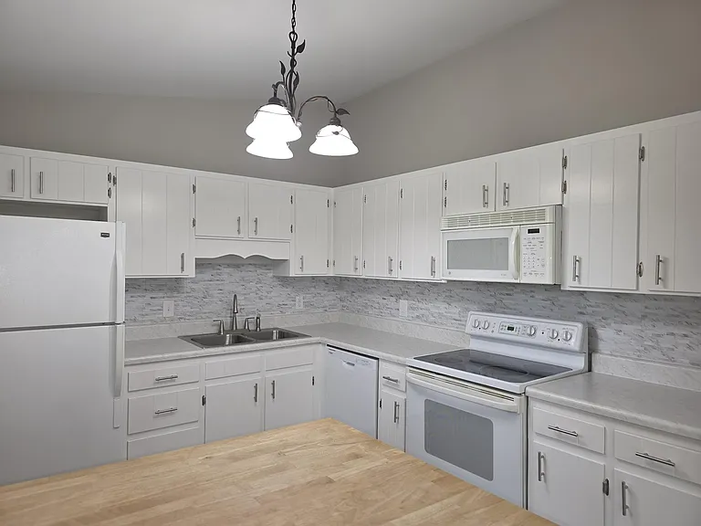 201 Thomas Dr — Photo 4