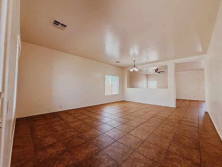906 S 118th Ln — Photo 3