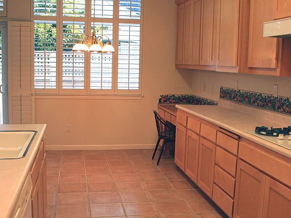 Huge kitchen w/lots of storage