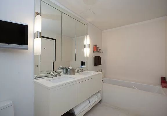5th image of 55 Wall St APT 940