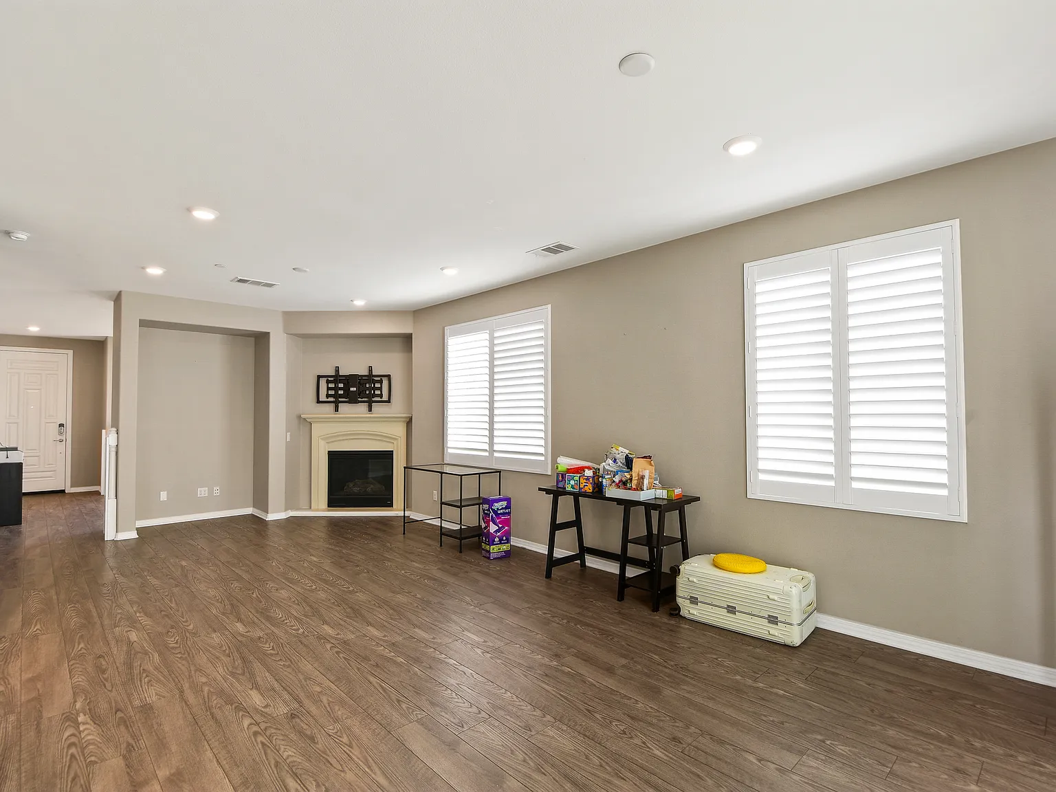 4 bed, 2366 sqft, $3,800 — Photo 4