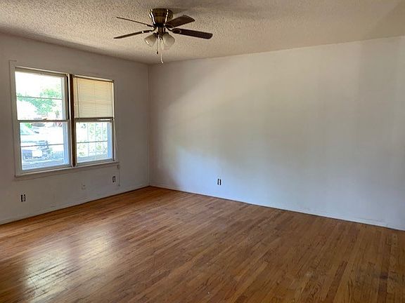 2nd image of 318 River Oaks St