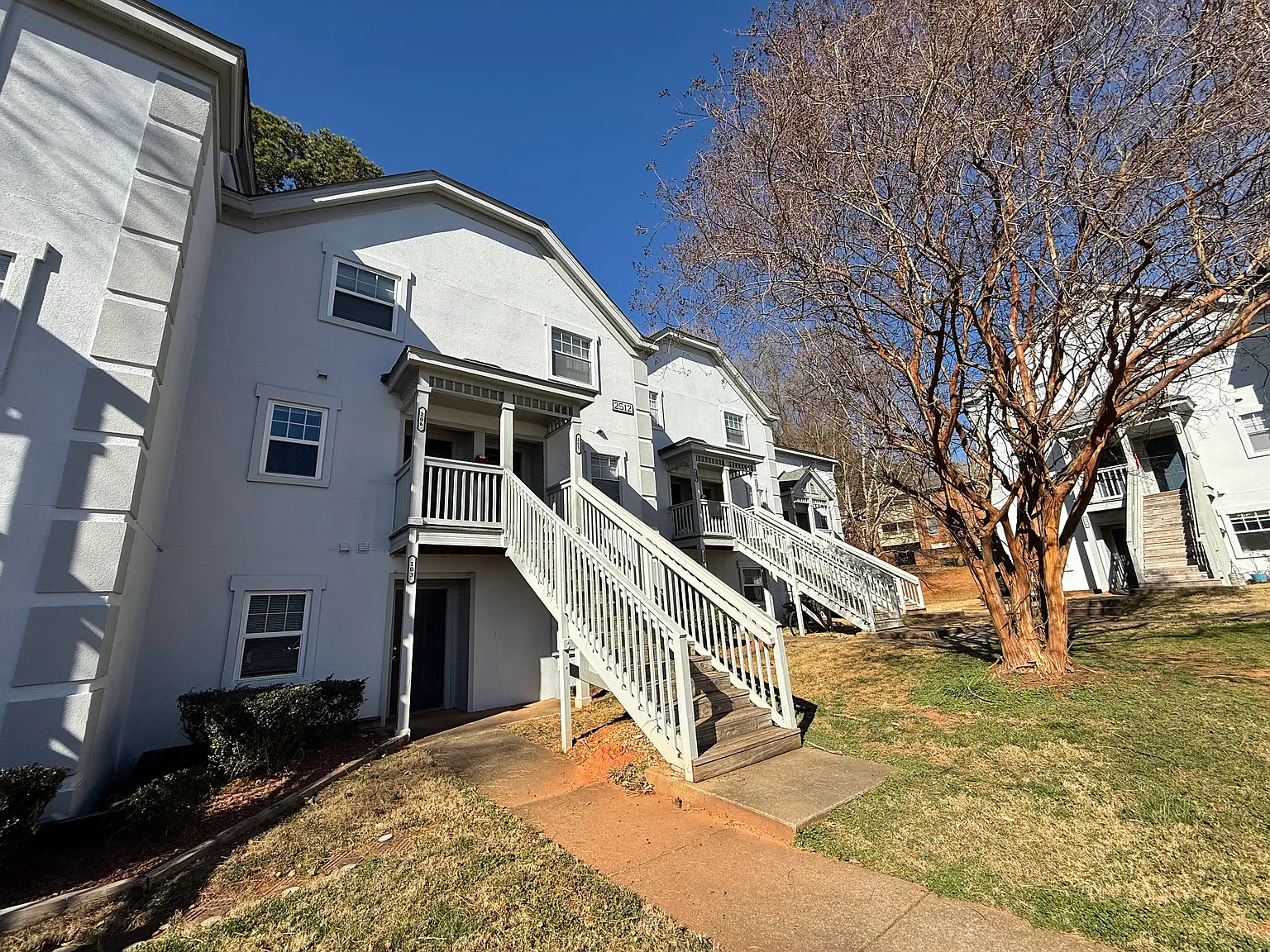 Avery Close Condominiums — Photo 2