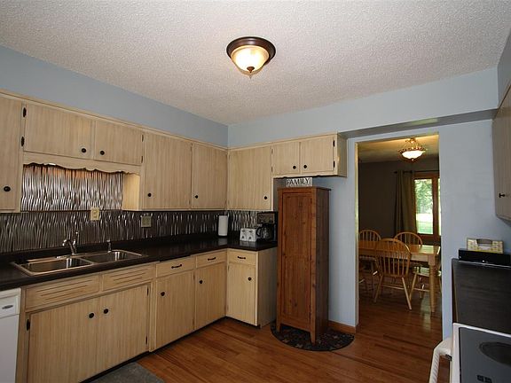4th image of 15 Maplewood Dr