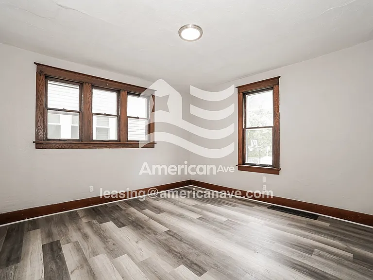 1669552_003_dining_room_13788284.jpg