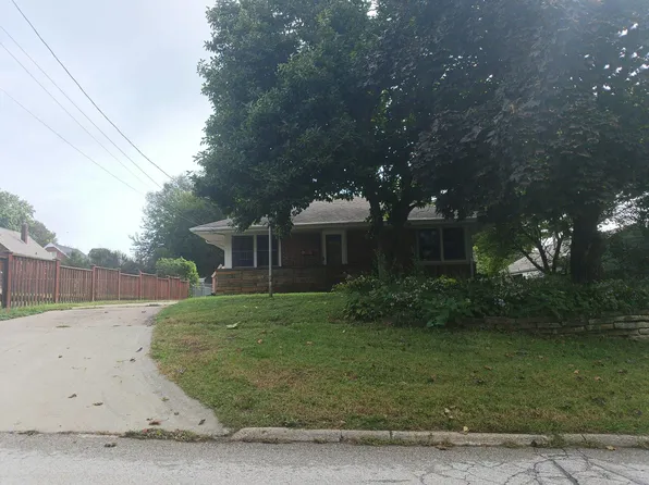 1303 68th St, Windsor Heights, IA 50324
