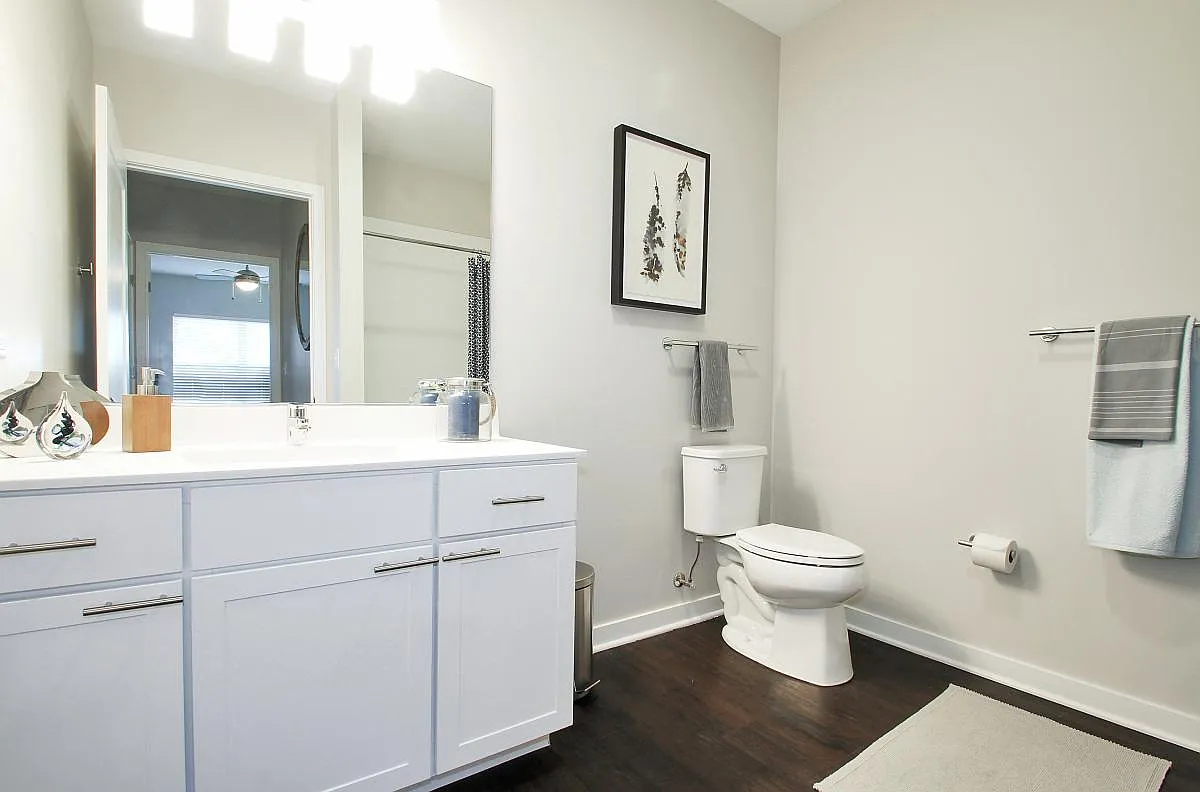 Midtown Square Apartments — Photo 2
