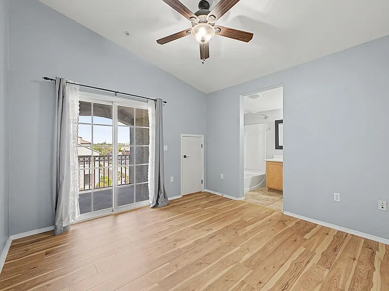 2233 E Huntington Dr — Photo 12