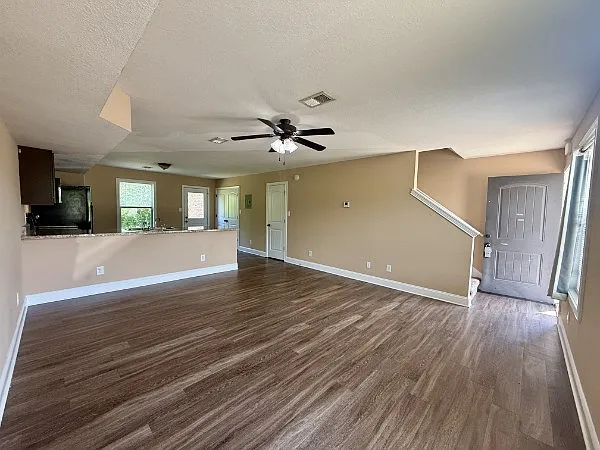 1705 Manning Dr — Photo 2