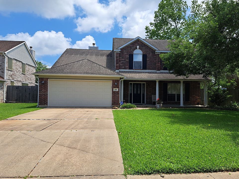 The house is located in a nice and quiet neighborhood