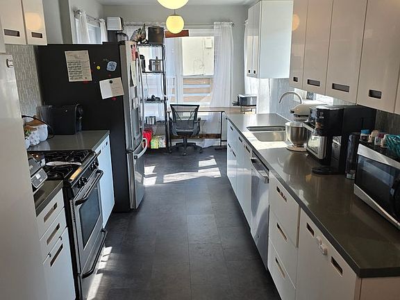 5th image of 947 Hanover St