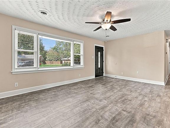 4th image of 2449 Deerfield Cres
