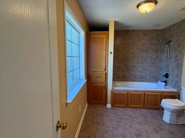 511 W Watts St — Photo 22