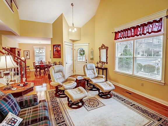 2nd image of 410 Cottage Grv W