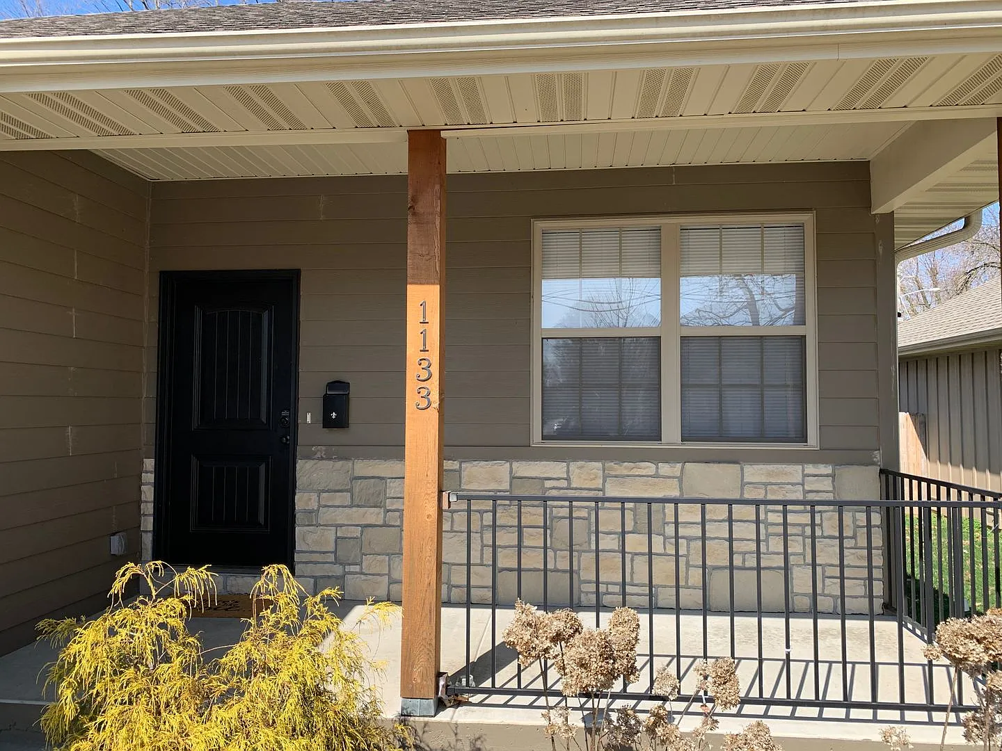 3bed 3bath house with a 2 car garage — Photo 2
