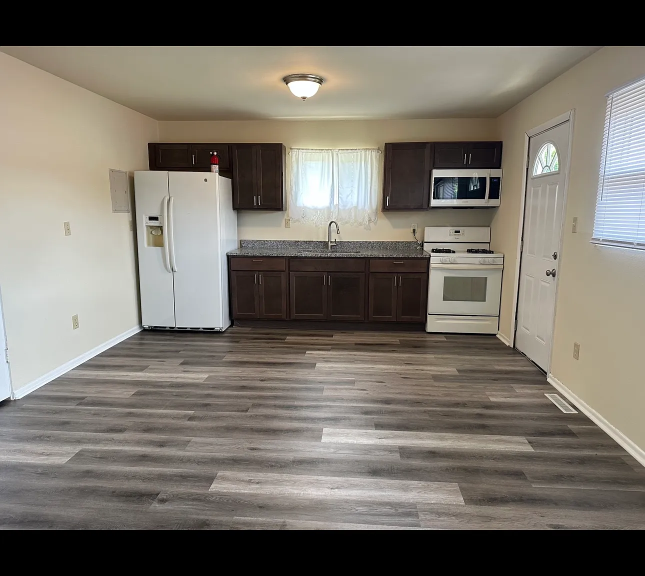 2 bed, 855 sqft, $1,300 — Photo 2