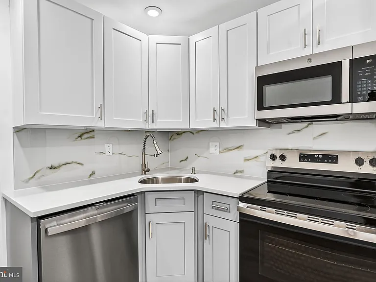 1821 E Oakdale St — Photo 14