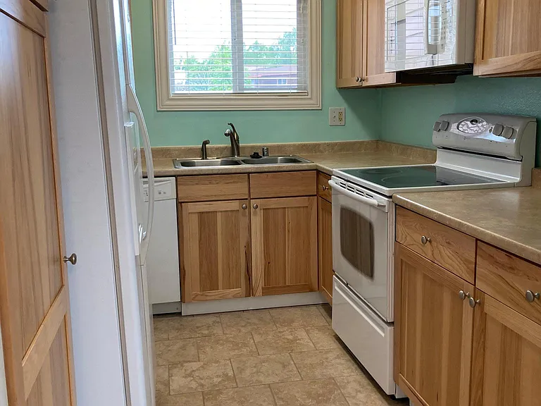 4220 Bridle Cir — Photo 3