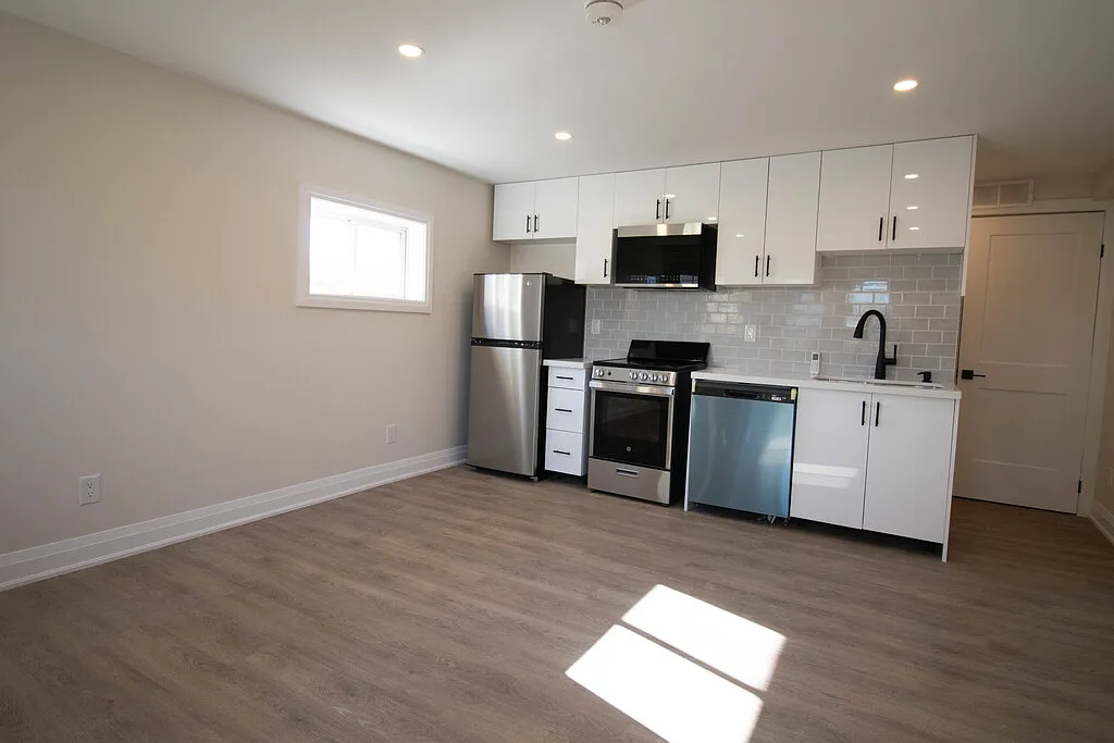 184 Bradley Ave - 3 — Photo 4