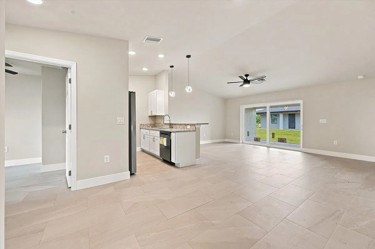 6 bed, 4.0 bath, 1200 sqft, $1,750 — Photo 2