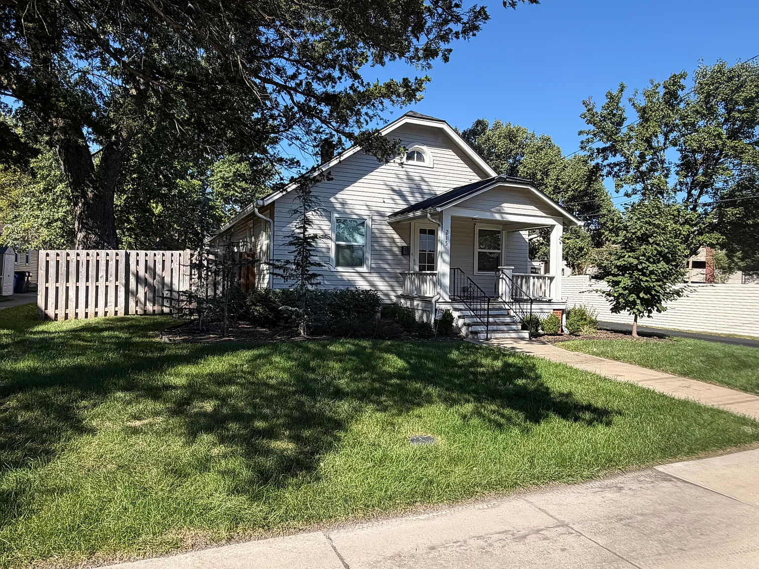 3 bed, 1.5 bath, 1404 sqft, $1,750 — Photo 2