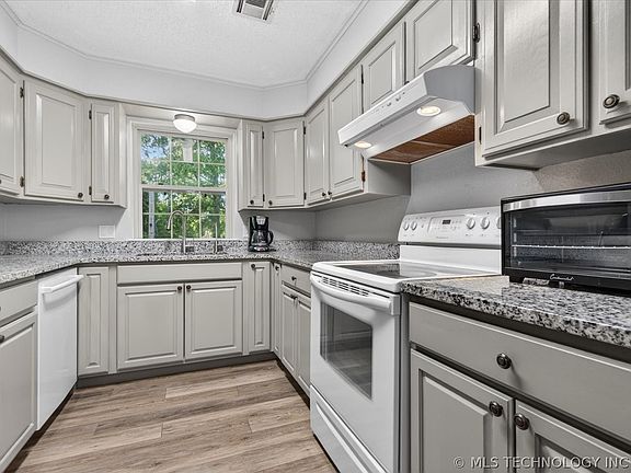 2nd image of 119 Canterbury Ct