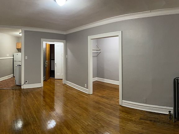 3rd image of 3121 N Hamlin Ave APT 2G