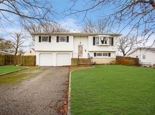 278 Matthews Rd, Oakdale, NY 11769