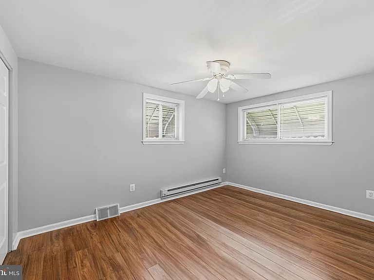 1135 W Thompson St — Photo 9