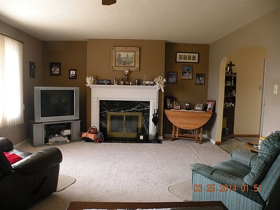 2nd image of 221 Quarry Dr