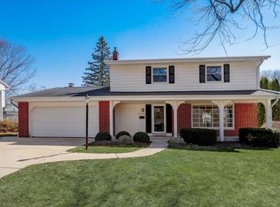 W55N778 Cedar Ridge Dr, Cedarburg, WI 53012