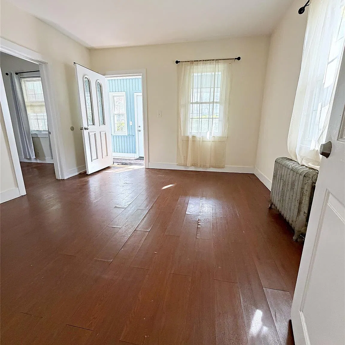 4 bed, 2.0 bath, 1850 sqft, $4,500 — Photo 2