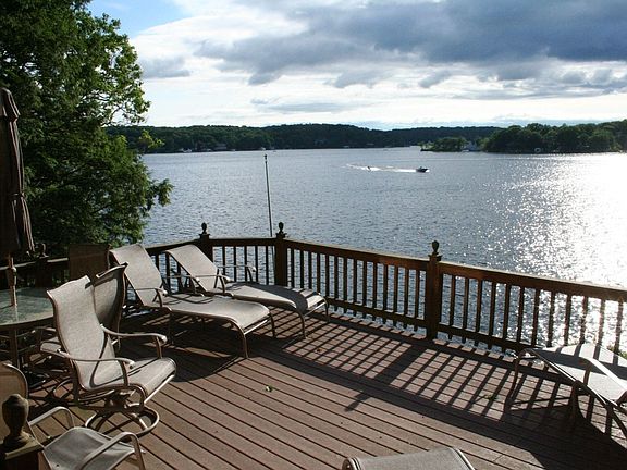 Your guests will enjoy watching skiing + other water sports right from here.