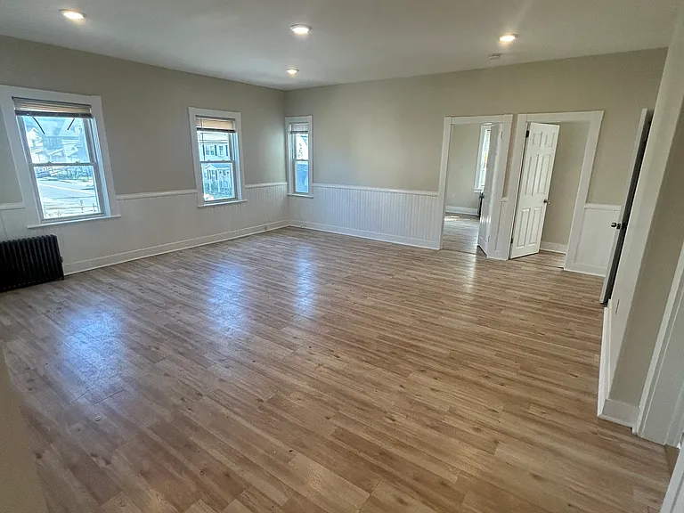 566 Bay St — Photo 1