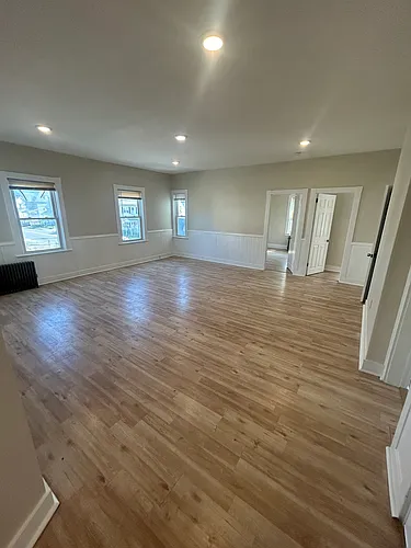566 Bay St Photo 1