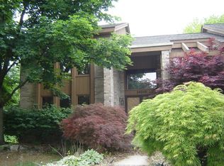 29200 Valley Bend Ct, Farmington Hills, MI 48331