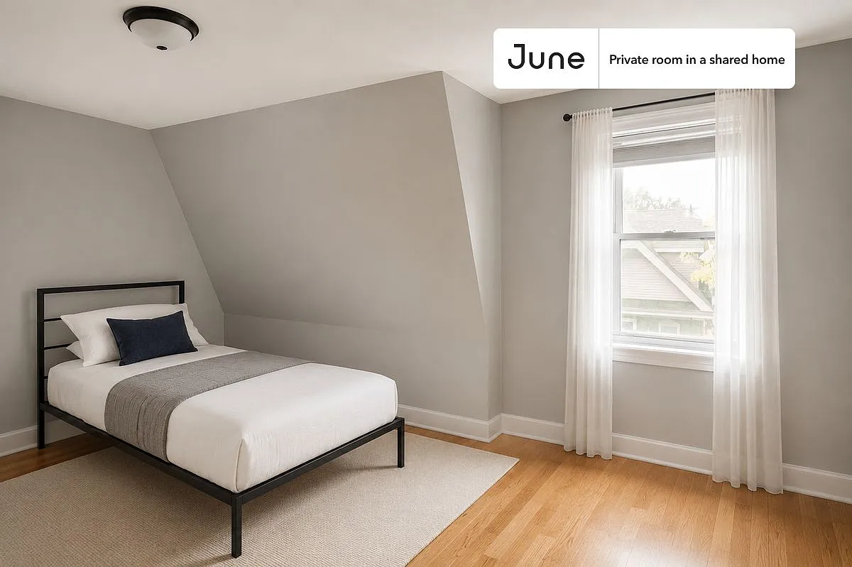 Queen bedroom in 6 bed/1.5 bath home in Somerville #1578 D — Photo 1