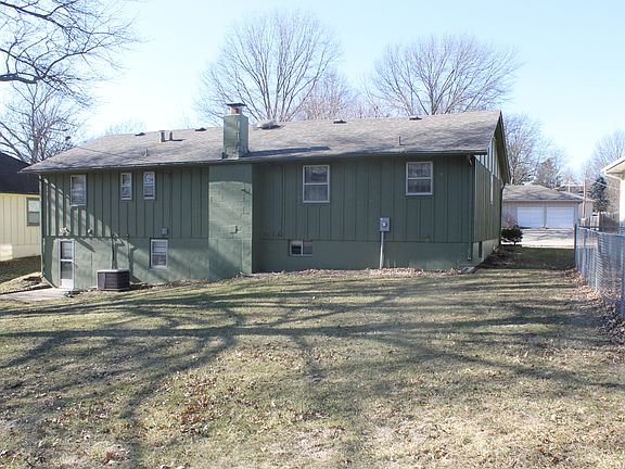 3rd image of 811 N Ute Ave