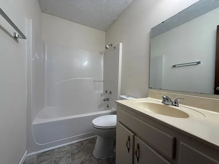 492 W 9th St — Photo 14