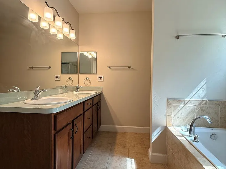 5156 NW 21st Dr — Photo 31