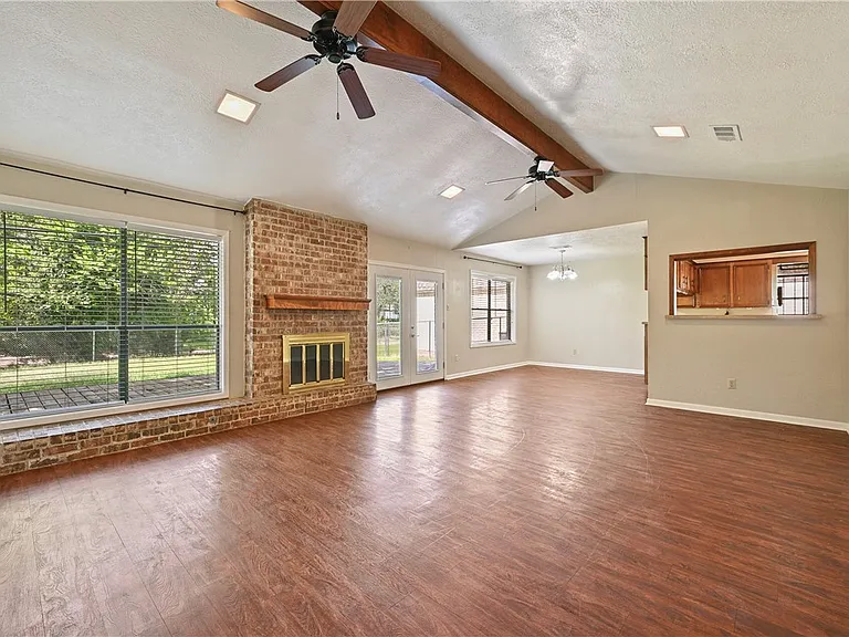 2505 Rustling Oaks Dr — Photo 6