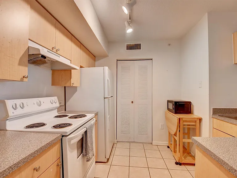 703 Villa Cir #703 — Photo 5