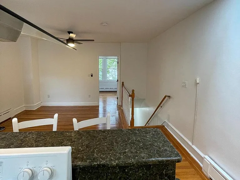 641 Bainbridge St #B — Photo 4