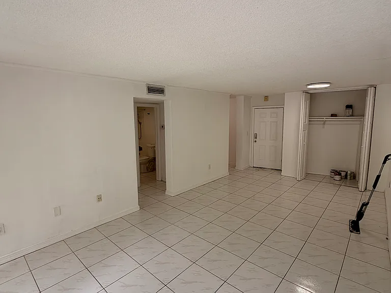520 NE 38th St #6 — Photo 8