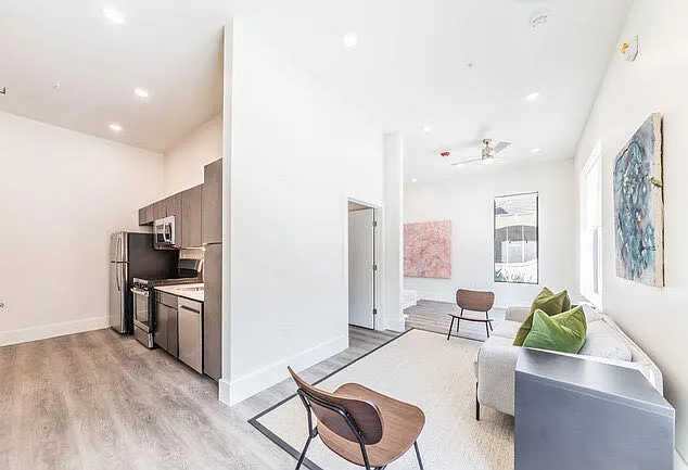 436 E Vermilion St #201 — Photo 1