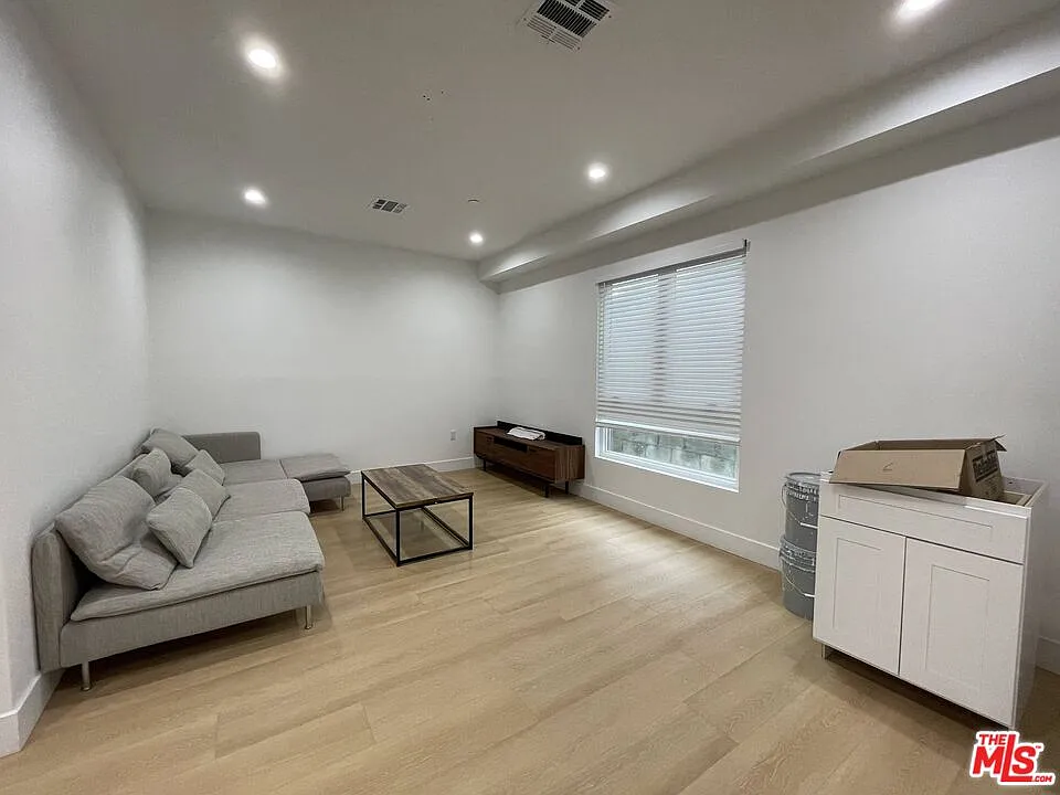 Building Photo - 1340 W 37th St #1340