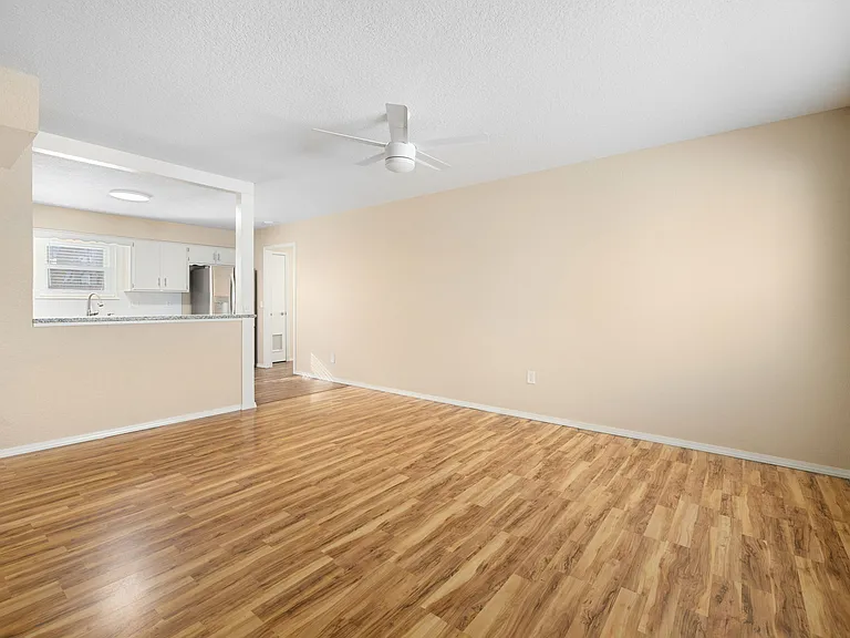 304 SE B St — Photo 6