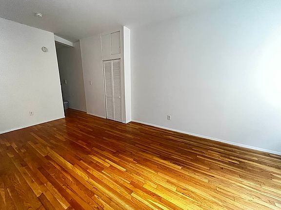 4th image of 217 E 33rd St APT 2FW